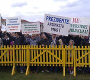 Lenkų protesto mitingas prie Lietuvos respublikos Seimo