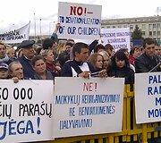 Lenkų protesto mitingas prie Lietuvos respublikos Seimo