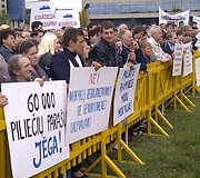 Lenkų protesto mitingas prie Lietuvos respublikos Seimo