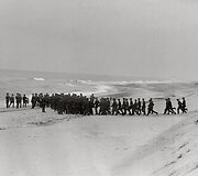 J. Miežlai&scaron;kis. Lakūnai-kursantai aplanko Baltijos pajūrį. Palanga, 1937 m. (Vytauto Didžiojo karo muziejaus archyvas).