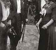 J.Miežlai&scaron;kis (su akiniais fotografavimo metu0. Kaunas, 1938 m.(Zenono Miežlai&scaron;kio archyvas).