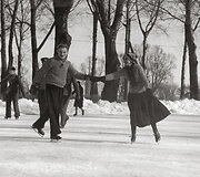 J. Miežlai&scaron;kis. Aviatoriai čiuožykloje. Kaunas 1938 m. &Scaron;i fotografija laimėjo sidabro medalį aviacijos fotoparodoje Italijoje (Lietuvos centrinis valstybinis archyvas).