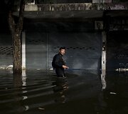 Tailando sostinė Bankokas skęsta potvynio vandenyse