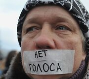 I&scaron;radingiausi demonstrantų plakatai ir kaukės