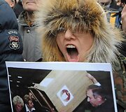 I&scaron;radingiausi demonstrantų plakatai ir kaukės