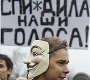 I&scaron;radingiausi demonstrantų plakatai ir kaukės