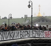 I&scaron;radingiausi demonstrantų plakatai ir kaukės