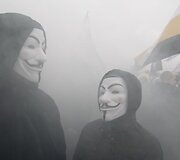 I&scaron;radingiausi demonstrantų plakatai ir kaukės