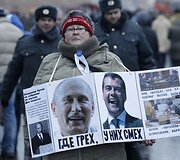 I&scaron;radingiausi demonstrantų plakatai ir kaukės
