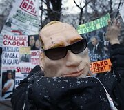 I&scaron;radingiausi demonstrantų plakatai ir kaukės