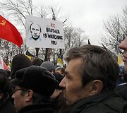 I&scaron;radingiausi demonstrantų plakatai ir kaukės