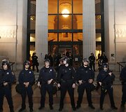 Oklande protestuotojai susigrūmė su policija.