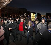 Oklande protestuotojai susigrūmė su policija.
