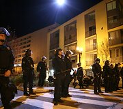 Oklande protestuotojai susigrūmė su policija.
