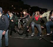 Oklande protestuotojai susigrūmė su policija.
