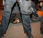 Oklande protestuotojai susigrūmė su policija.