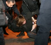 Oklande protestuotojai susigrūmė su policija.