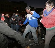 Oklande protestuotojai susigrūmė su policija.