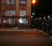 Oklande protestuotojai susigrūmė su policija.