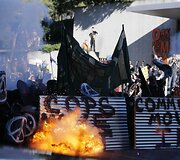 Oklande protestuotojai susigrūmė su policija