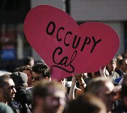 Oklande protestuotojai susigrūmė su policija.