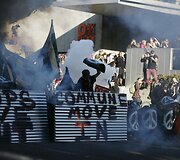 Oklande protestuotojai susigrūmė su policija.