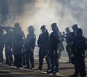 Oklande protestuotojai susigrūmė su policija.