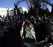 Oklande protestuotojai susigrūmė su policija.