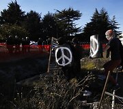Oklande protestuotojai susigrūmė su policija.