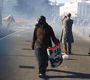 Oklande protestuotojai susigrūmė su policija.
