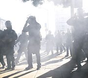 Oklande protestuotojai susigrūmė su policija.