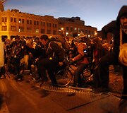 Oklande protestuotojai susigrūmė su policija.