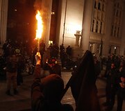 Oklande protestuotojai susigrūmė su policija.