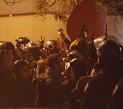 Oklande protestuotojai susigrūmė su policija.