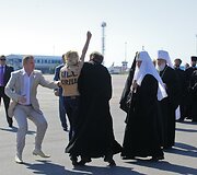 &bdquo;Femen&ldquo; aktyvistės nepraleido progos surengti i&scaron;puolį prie&scaron; patriarchą Kirilą.