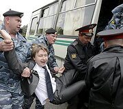 Milicija sulaiko Rusijos gėjų teisių aktyvistą Nikolajų Aleksejevą.