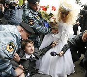 Milicija sulaiko Rusijos gėjų teisių aktyvistą Nikolajų Aleksejevą.