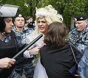 Milicija sulaiko nuotakos suknele apsirengusį vyrą.