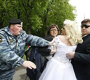 Milicija sulaiko nuotakos suknele apsirengusį vyrą.