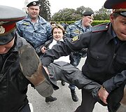 Milicija sulaiko Rusijos gėjų teisių aktyvistą Nikolajų Aleksejevą.