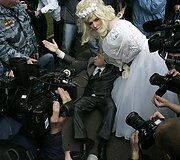 Milicija sulaiko Rusijos gėjų teisių aktyvistą Nikolajų Aleksejevą.