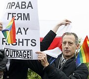 Plakatą laiko britų gėjų aktyvistas Peteris Tatchellis.