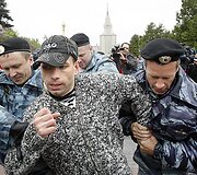 Milicija sulaiko nesankcionuoto renginio dalyvius.
