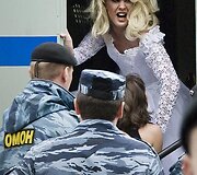 Milicija sulaiko nuotakos suknele apsirengusį vyrą.