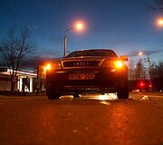 Automobilis partrenkė per perėją bėgusią merginą.
