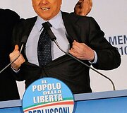 Silvio Berlusconi tribūnoje prie&scaron; incidentą sakė kalbą.
