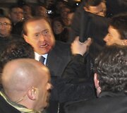 Užpuolikas smarkiai sužalojo Italijos premjero veidą.