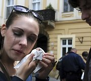Viena i&scaron; eitynių dalyvių verkia po neonacių i&scaron;puolio.