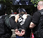Policija sulaikė kelis įtariamuosius.