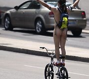 300 nuogų dviratininkų užtvindė Meksiko centrą.